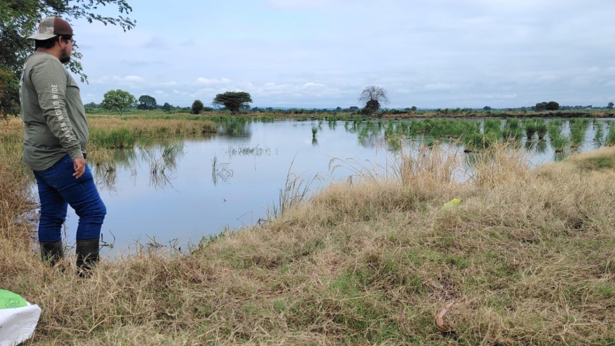 Santa Lucía. Todavía se ve el agua que queda de la inundación que hubo.