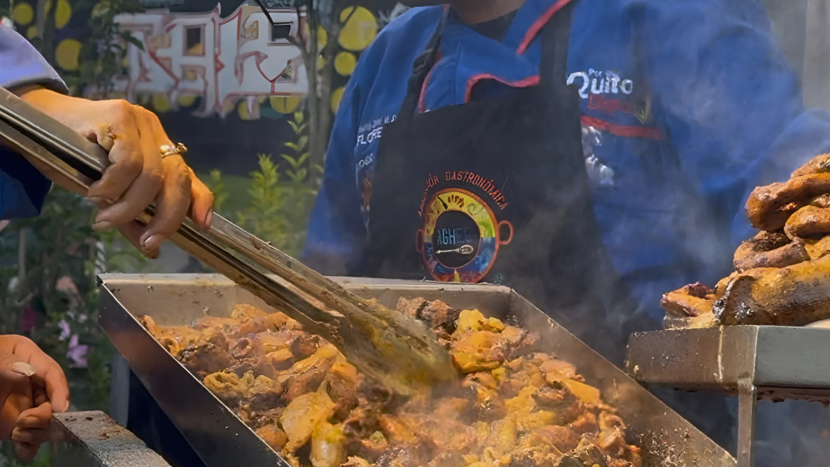 Cada tarde, el Parque de las Tripas en Quito se llena de comensales que buscan sabor, tradición y platos típicos a precios populares.