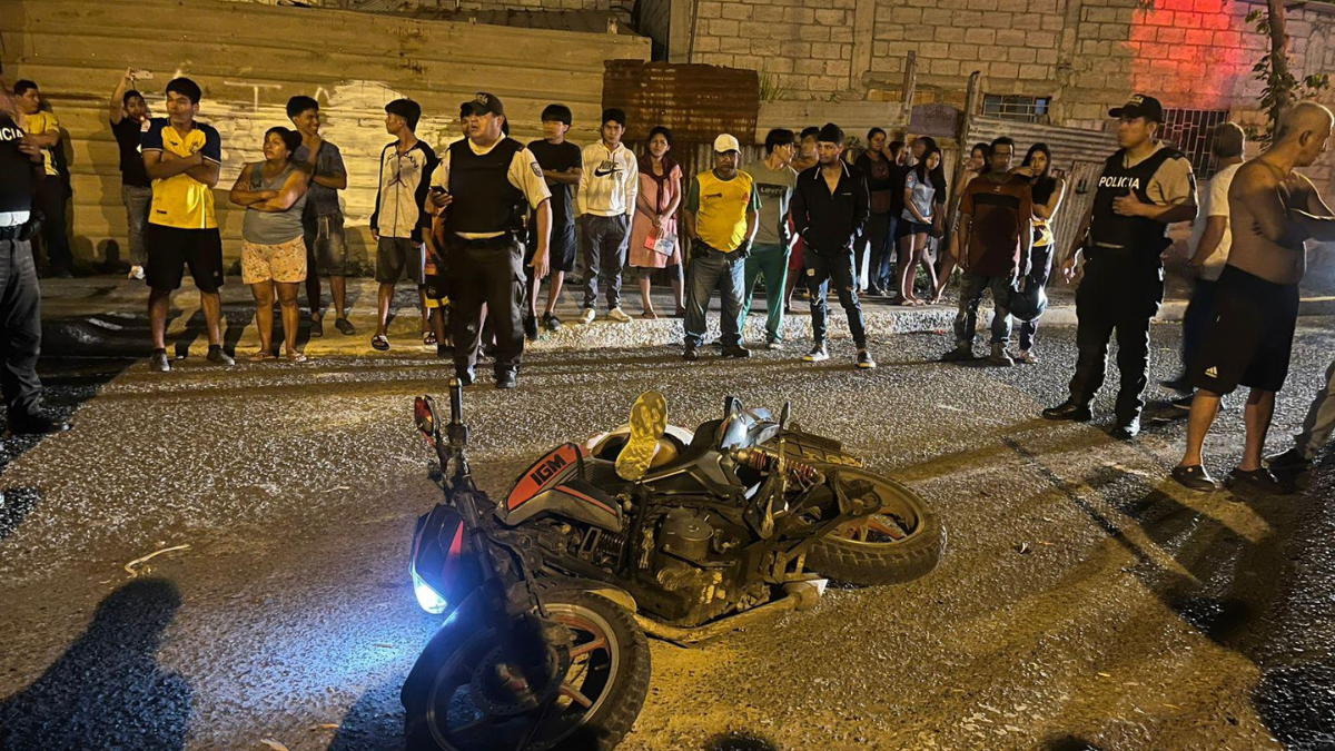 Lugar donde sicarios abrieron fuego con fusiles en Machala, causando la muerte de un árbitro y otro hombre perseguido en motocicleta.