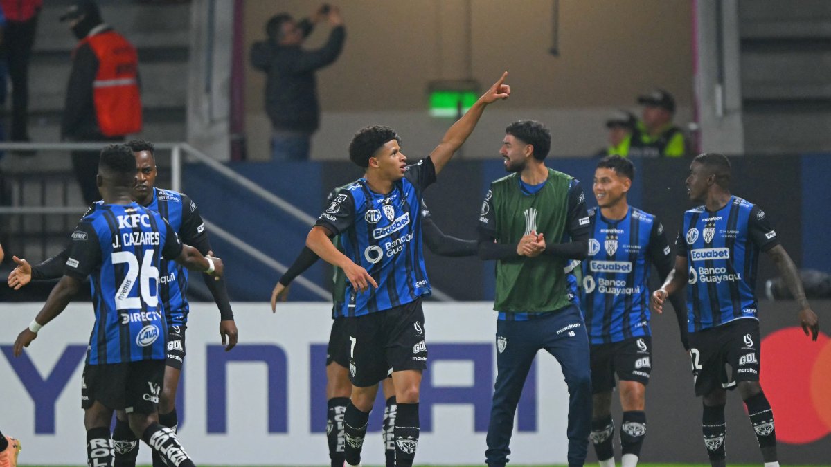 Jugadores de Independiente del Valle en el partido de la fase de grupos de la Copa Libertadores contra Barcelona SC en el estadio Banco Guayaquil en Quito.