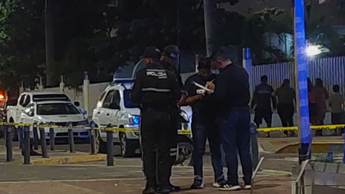 Policía acordona el área donde un hombre fue asesinado a tiros en el malecón de La Libertad, Santa Elena.