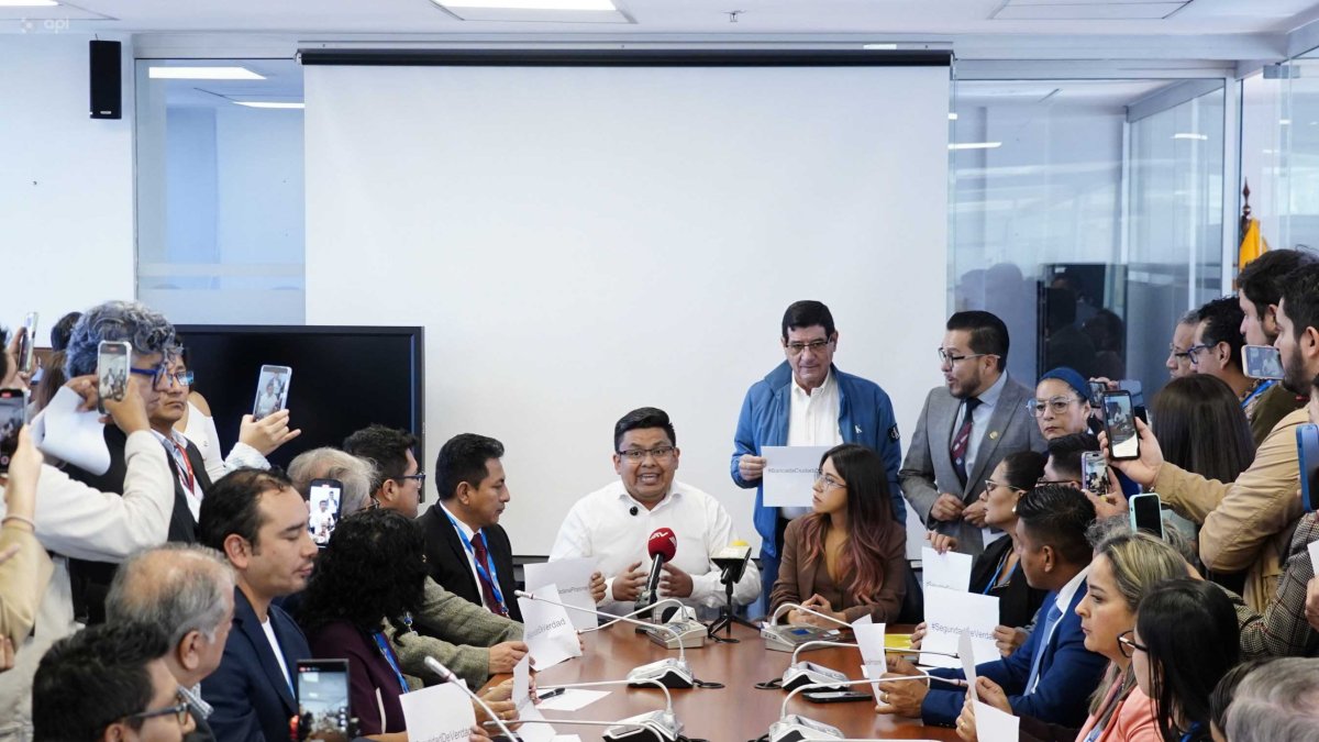 Previo al inicio del debate de la ley urgente, el correísmo anunció su posición frente al primer debate.
