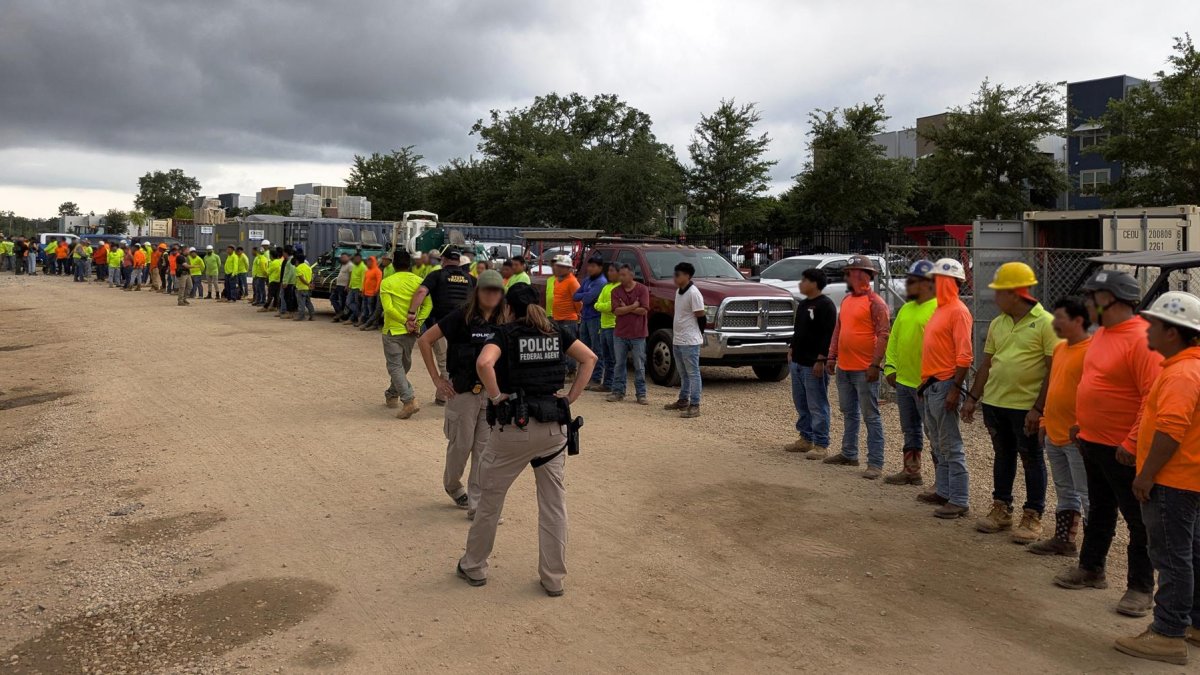 Integrantes de la policía federal durante el arresto de más de 100 inmigrantes indocumentados en un sitio de construcción en Tallahassee, Florida.