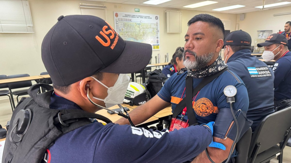 Pasadas las 10:00, el Cuerpo de Bomberos de Guayaquil compartió fotografías del inicio de la operación que durará 46 horas.