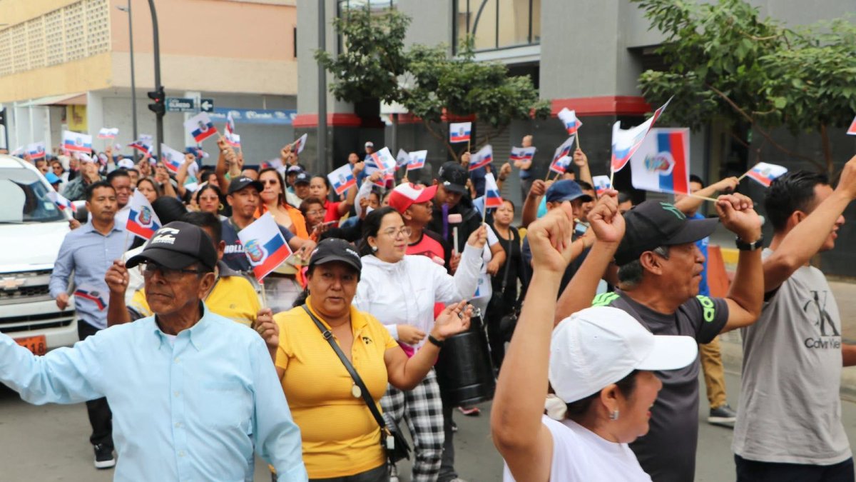 Delegaciones de jaramijenses llegaron hasta la capital manabita para sumarse al pedido de su alcalde.