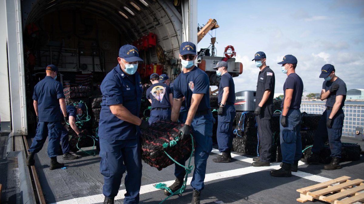 La Guardia Costera de EE.UU. con pacas de cocaína incautada por la tripulación Thetis , en el Pacífico Oriental.