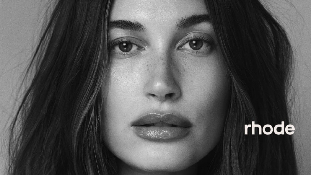 Hailey Bieber celebra la expansión de Rhode, su marca de cuidado de la piel, tras ser adquirida por e.l.f. Beauty en una histórica negociación.