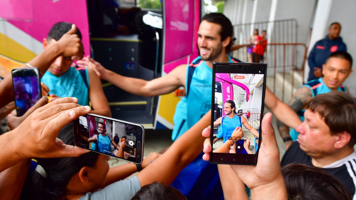 Leonardo Campana es recibido por decenas de simpatizantes ecuatorianos.