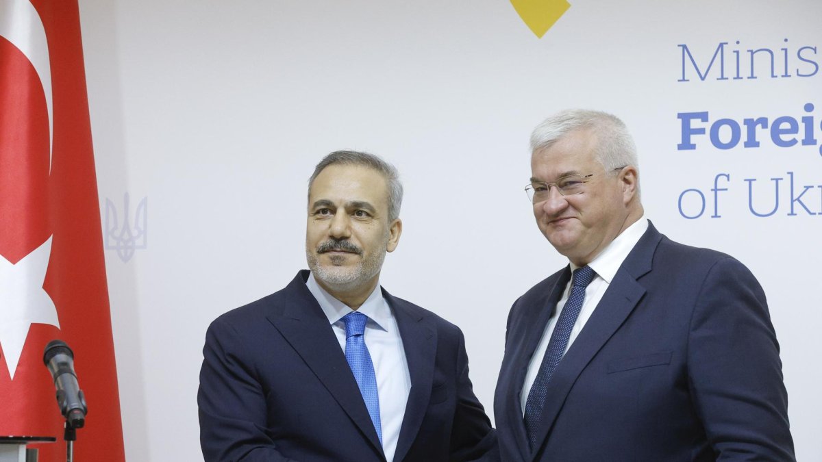 El ministro de Asuntos Exteriores de Ucrania, Andrí Sibiga (d), y el ministro de Asuntos Exteriores de Turquía Hakan Fidan. En Kiev, Ucrania, el 30 de mayo de 2025.