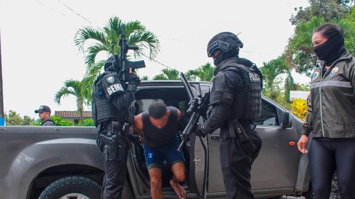 Momento en que la Policía captura a Miller, uno de los 20 más buscados del país, vinculado al grupo criminal “Los Lobos”.