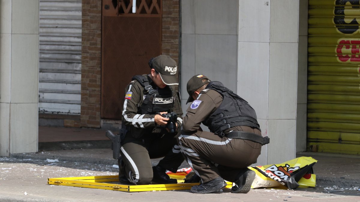 Un letrero fue dañado por el explosivo. Ocurrió afuera de una escuela, propiedad de la vicealcaldesa de Durán.