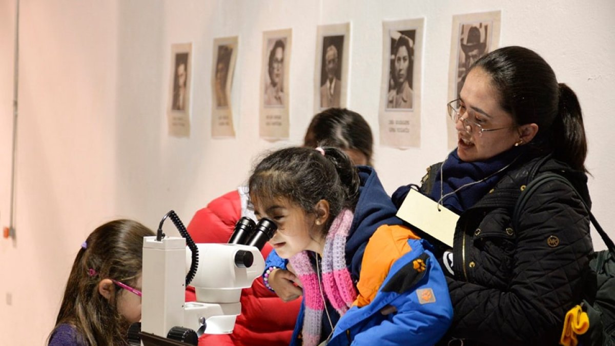 En el Museo Interactivo de Ciencias, los visitantes pueden hacer experimentos en vivo.
