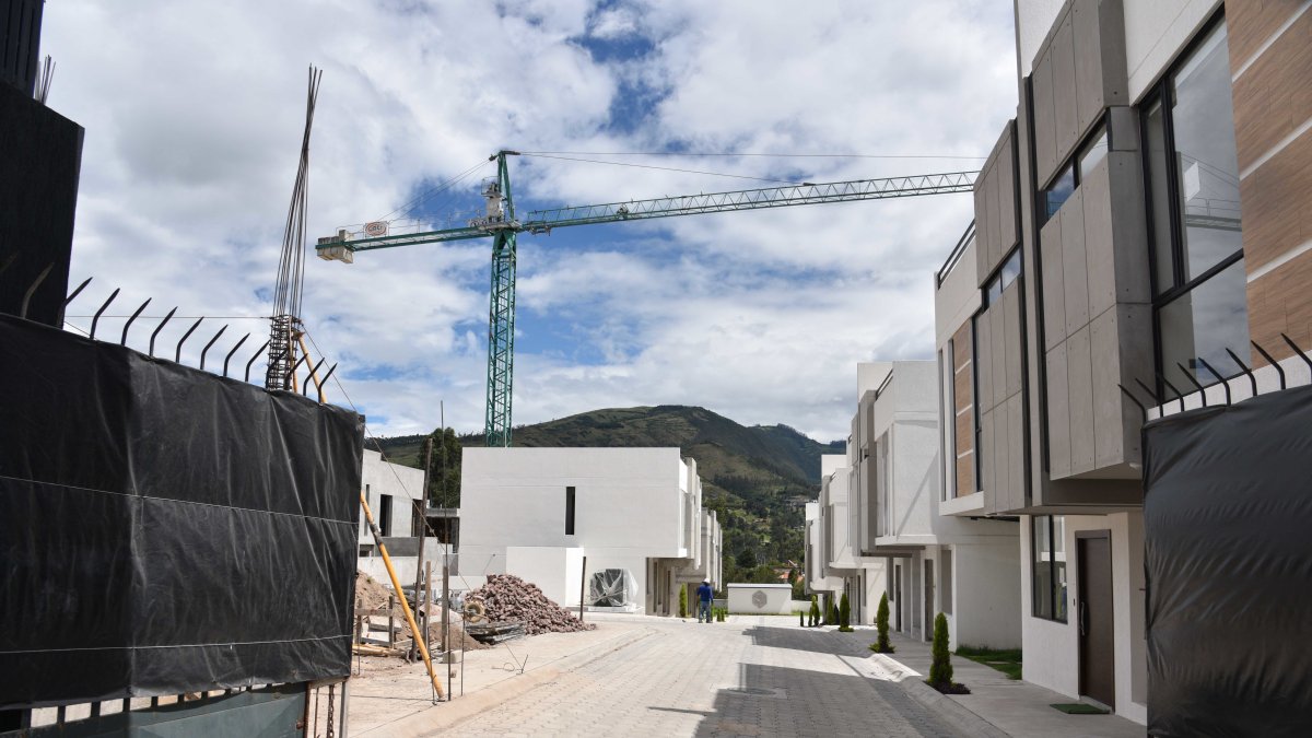 Los sobrevuelos en el Ilaló se realizan mensualmente. Los equipos determinan hasta las dimensiones de las edificaciones.