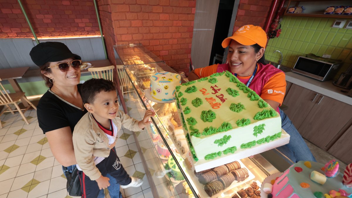 Una persona selecciona una torta por el Día del Niño.