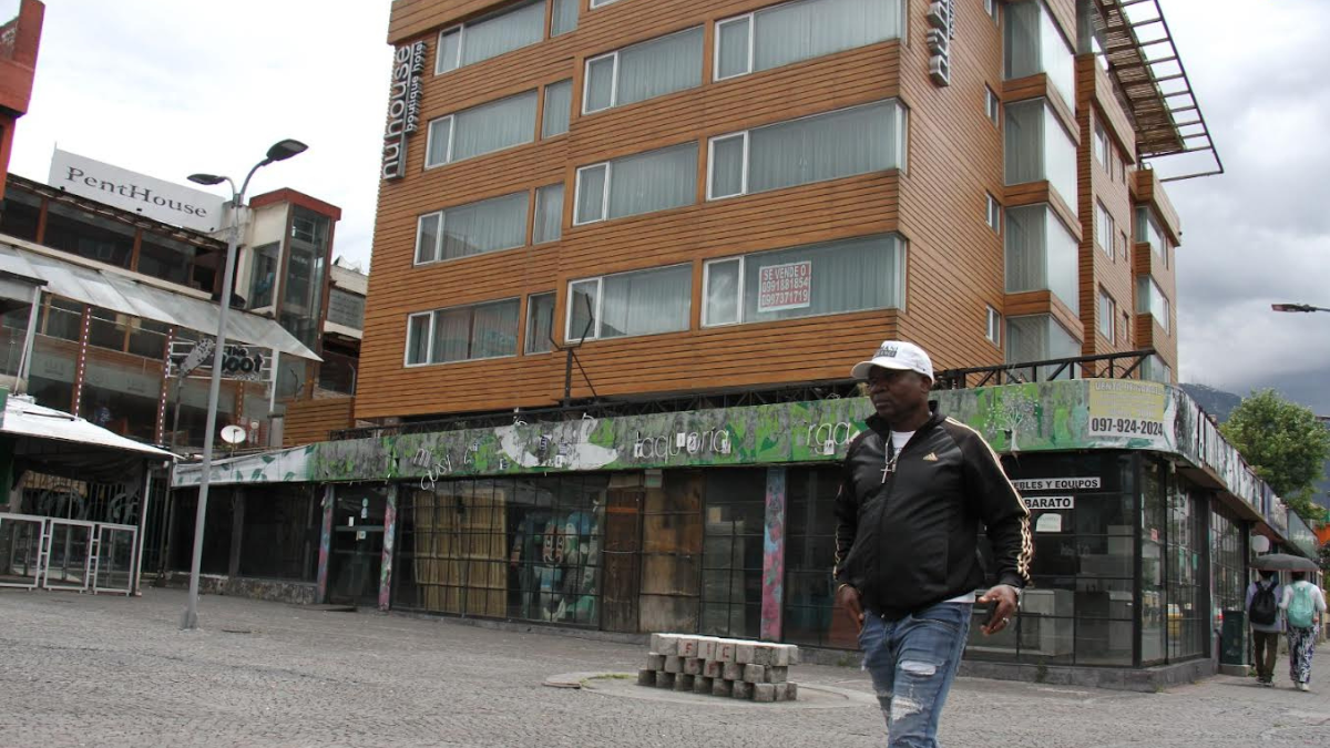 En la Plaza Foch, en La Mariscal, centro norte de Quito, quedan pocos locales abiertos, un hotel cerró y vende sus equipos.