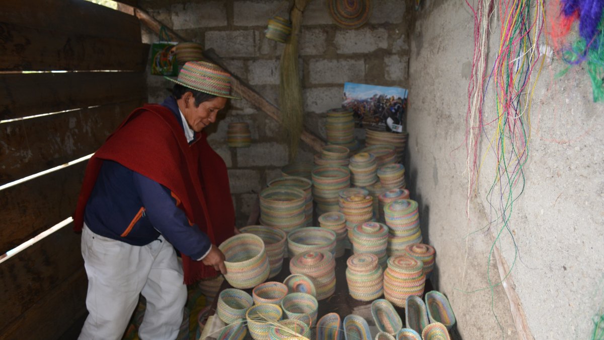 José Chazú teje con paciencia diversidad de objetos como canastos y sombreros.