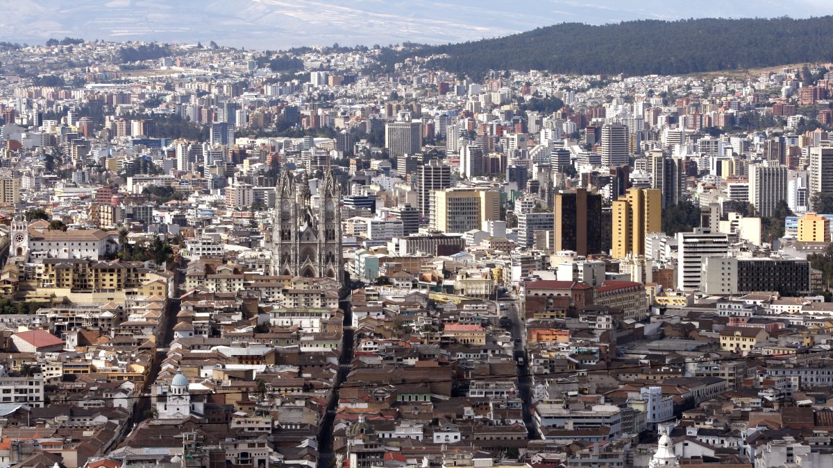 Una vista panorámica de la ciudad de Quito en la actualidad, con sus edificaciones representativas.