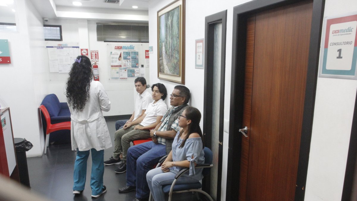 Existe un desfase entre las plazas de trabajo disponibles y los médicos egresados.