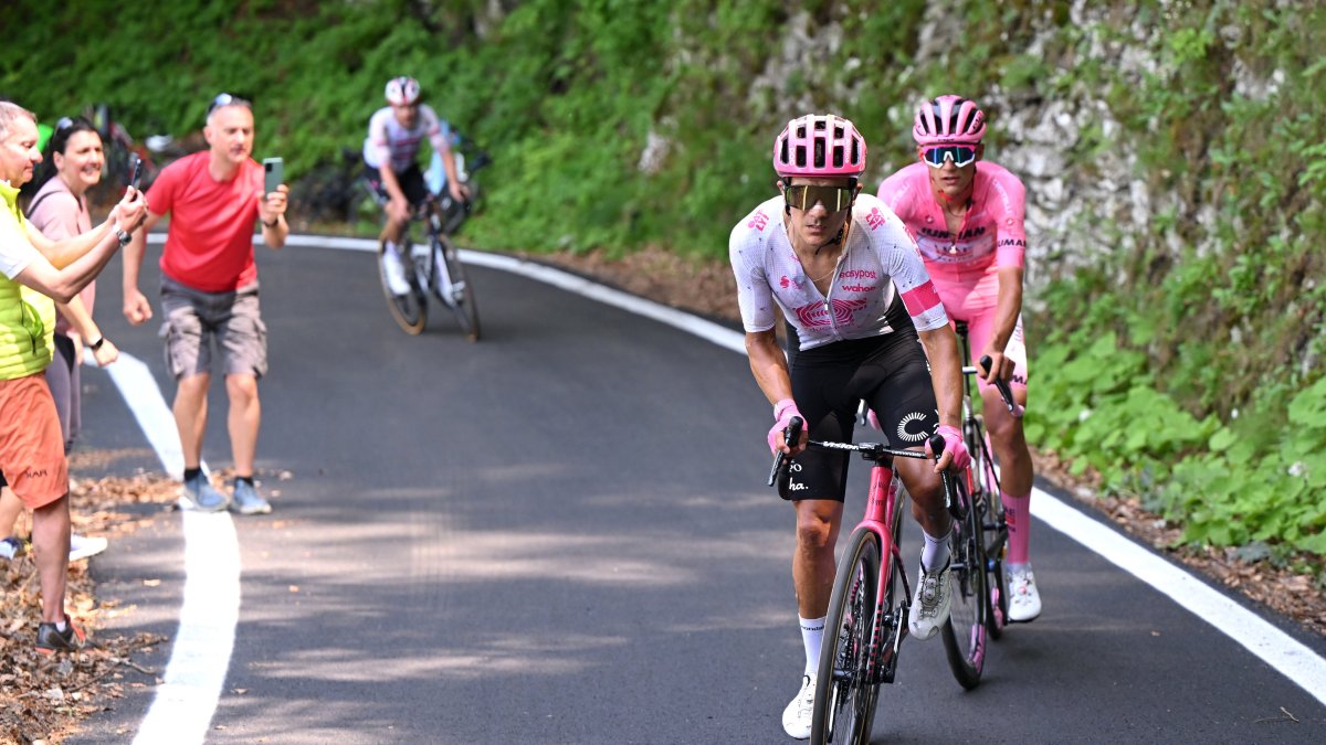 Richard Carapaz en acción durante la etapa 20 del Giro de Italia 2025.