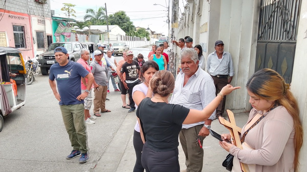 Familiares de Freddy Castro esperaban retirar su cuerpo en los exteriores de la morgue de Daule, la mañana de este sábado 31 de mayo.