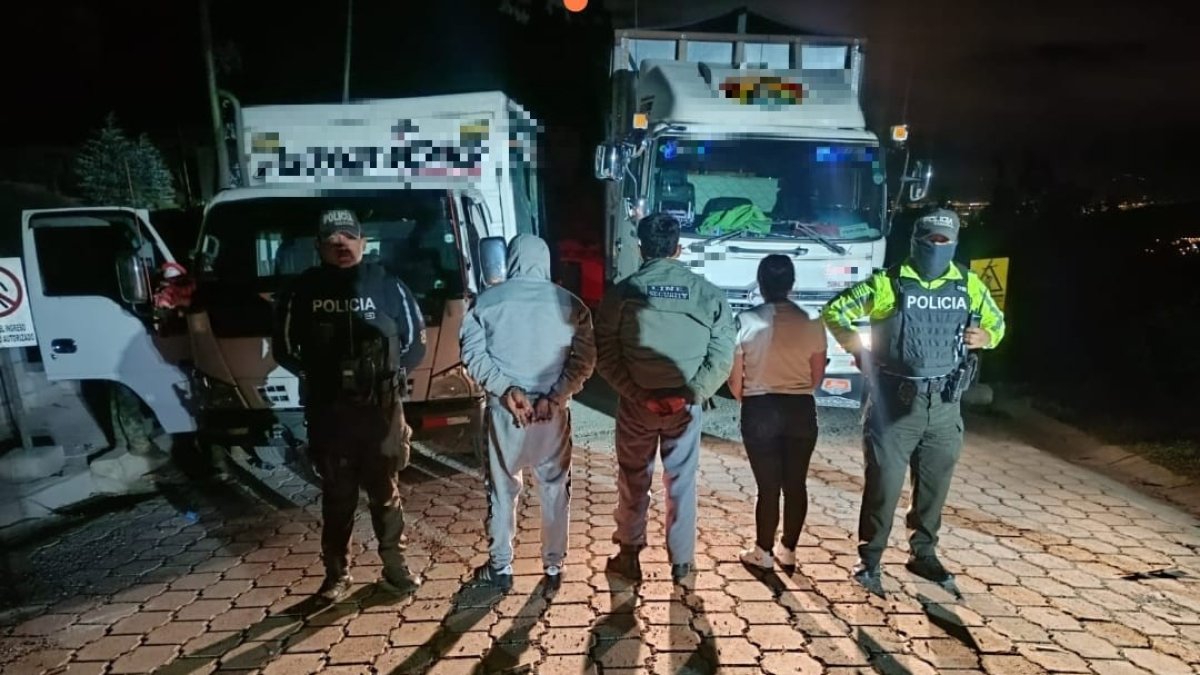 Dos hombres y una mujer fueron detenidos por el delito de robo de combustible.