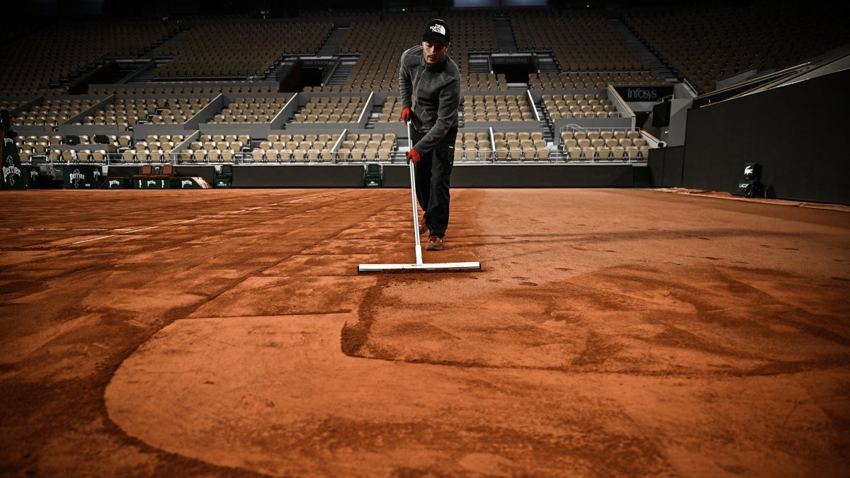 Cancha. Las pistas se riegan abundantemente todos los días.
