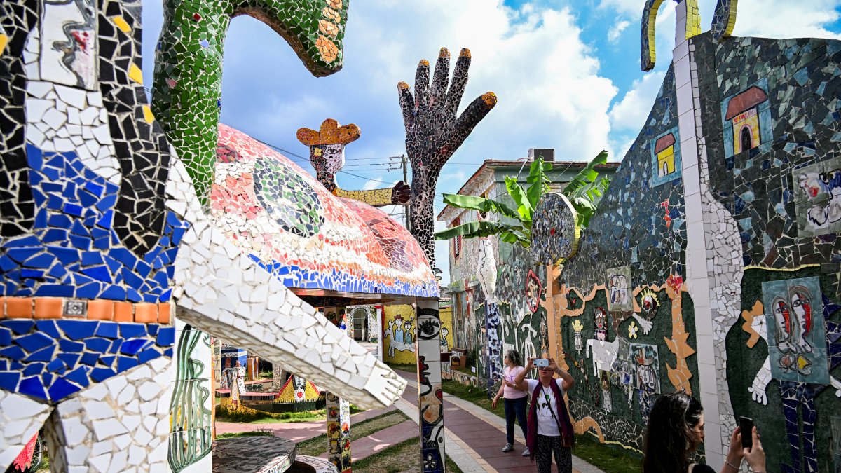 Turistas visitan una obra del artista cubano José Fuster en el pueblo costero de Jaimanitas, a las afueras de La Habana, quien fue el pionero de llenar de arte la ciudad.
