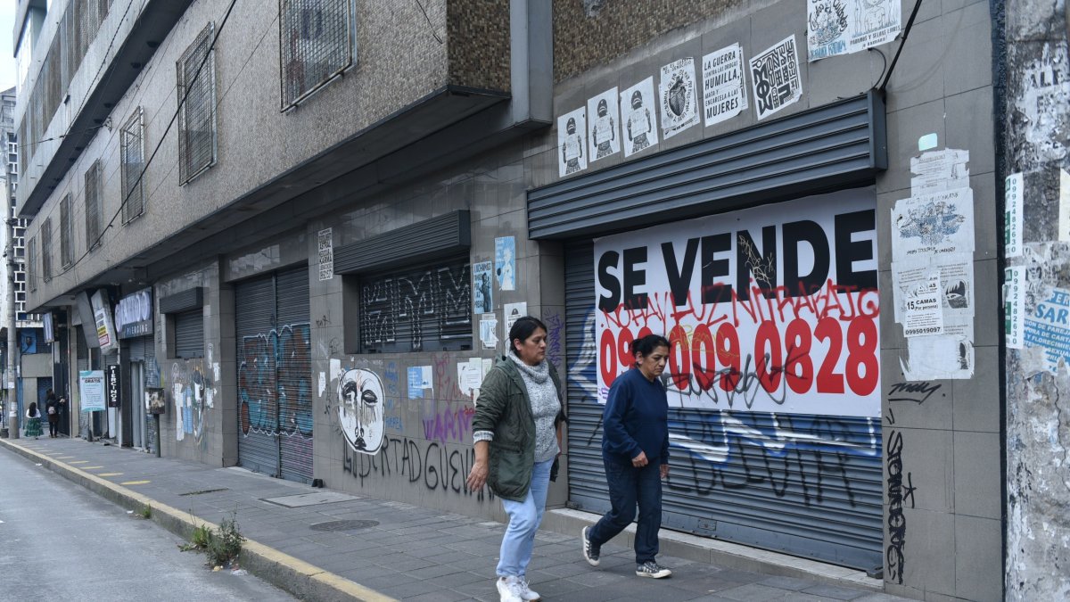 Grafitis, ventanas rotas y locales cerrados es la tónjca en la avenida 10 de Agosto.