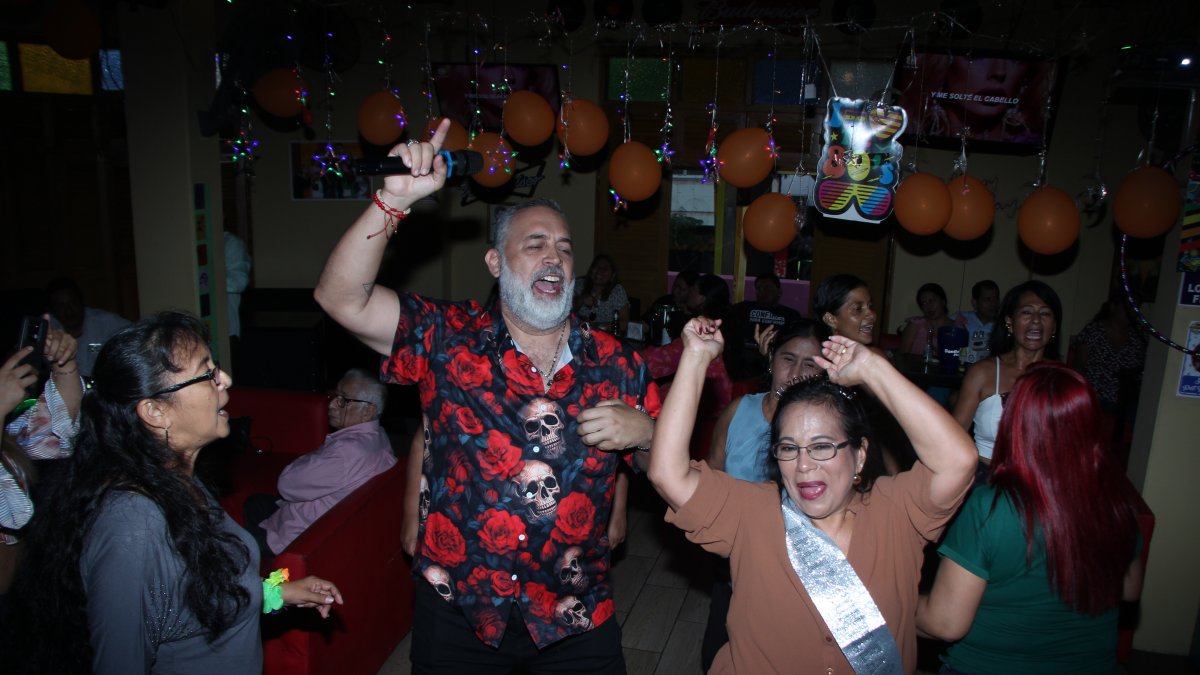 Matiné para adultos mayores en la discoteca El Colonial.