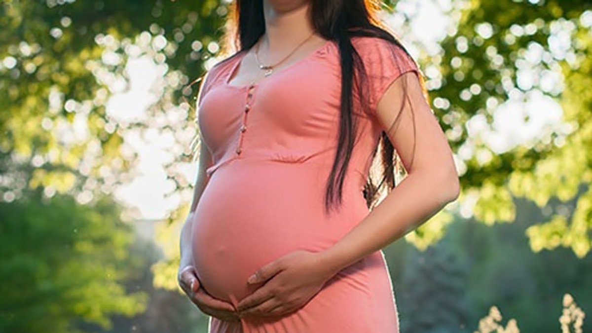 Las embarazadas menores de 25 años son la excepción a la disposición.