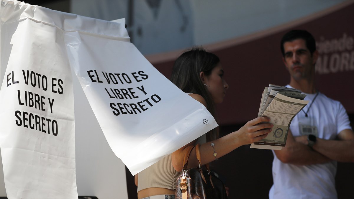 Fotografía de archivo del 1 de junio de 2024, donde se observa a una mujer emitiendo su voto en la ciudad de Guadalajara, en Jalisco.