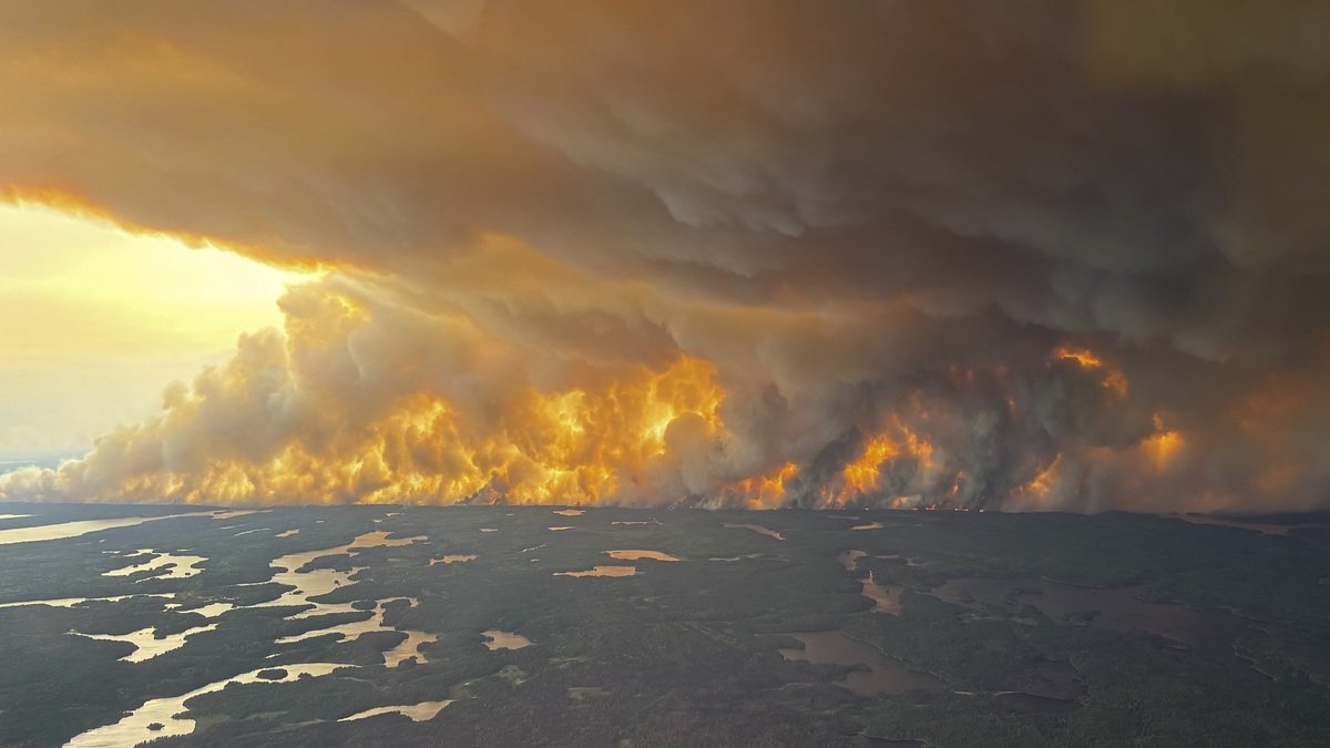Vista del incendio en Flin Flon, Manitoba, que ha obligado a evacuar a miles de personas que viven en esta región y donde se ha declarado el estado de alerta.