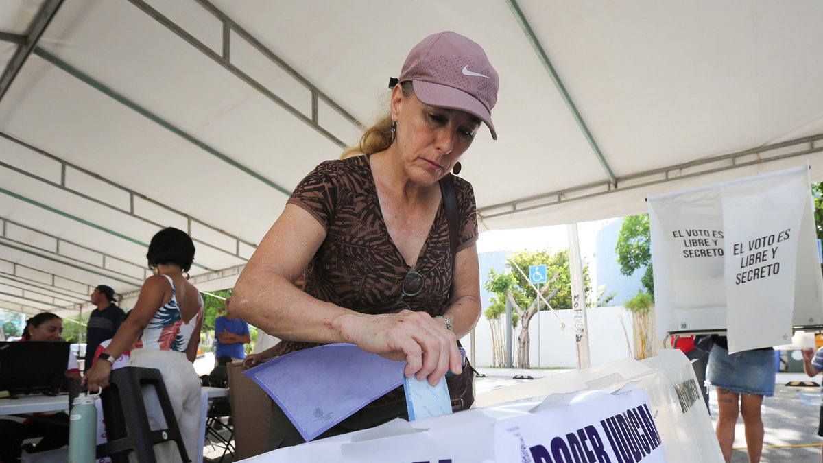 Ciudadanos emiten su voto en las elecciones judiciales en un centro de votación, este domingo 1 de junio en Cancún, estado de Quintana Roo (México).