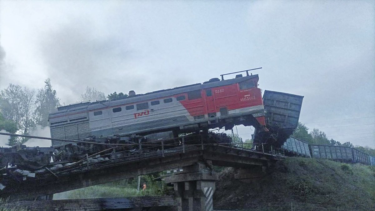 Un tren de carga dañado tras el derrumbe de un puente ferroviario en la región de Kursk, Rusia, este domingo 1 de junio de 2025.