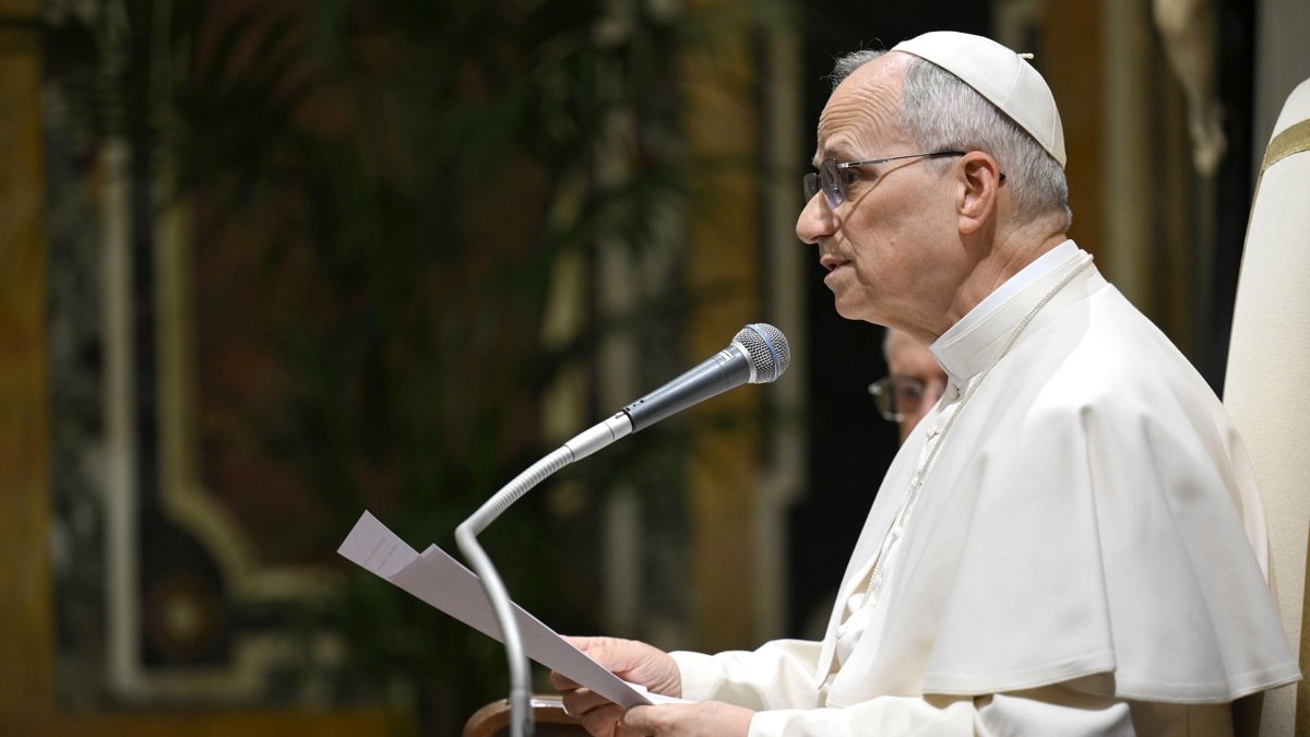 El papa León se dirige a una audiencia con participantes y representantes de movimientos pacifistas, en la Ciudad del Vaticano.