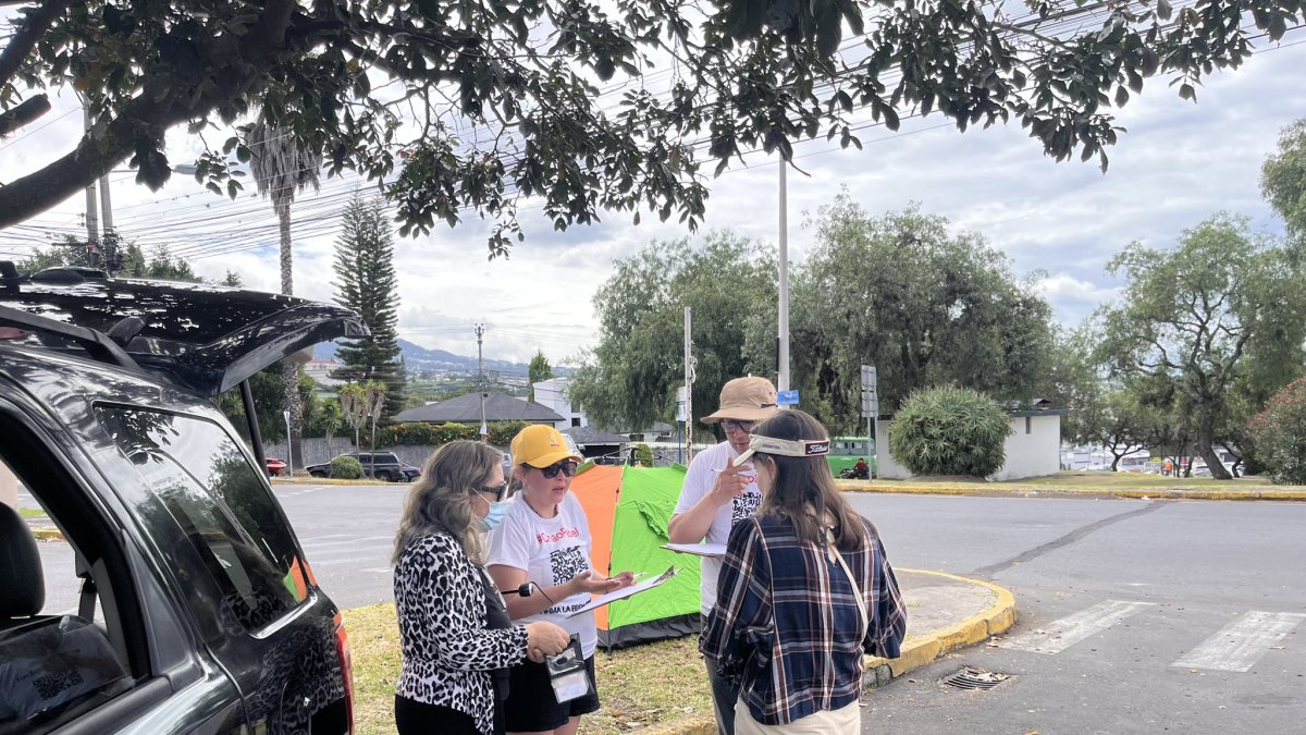 Los voluntarios llegaron con los formularios hasta la parroquia de Tumbaco.