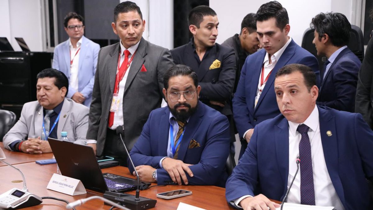 Sergio Peña Veloz (centro) llegó a la Asamblea con la RC, pero hoy tiene apoyo del movimiento gobiernista ADN.