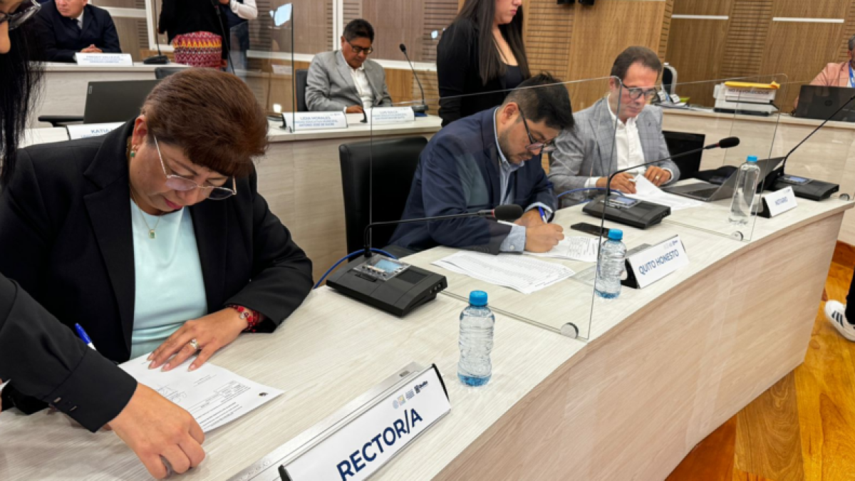 Se realiza un sorteo público con la presencia de un notario y autoridades educativas.