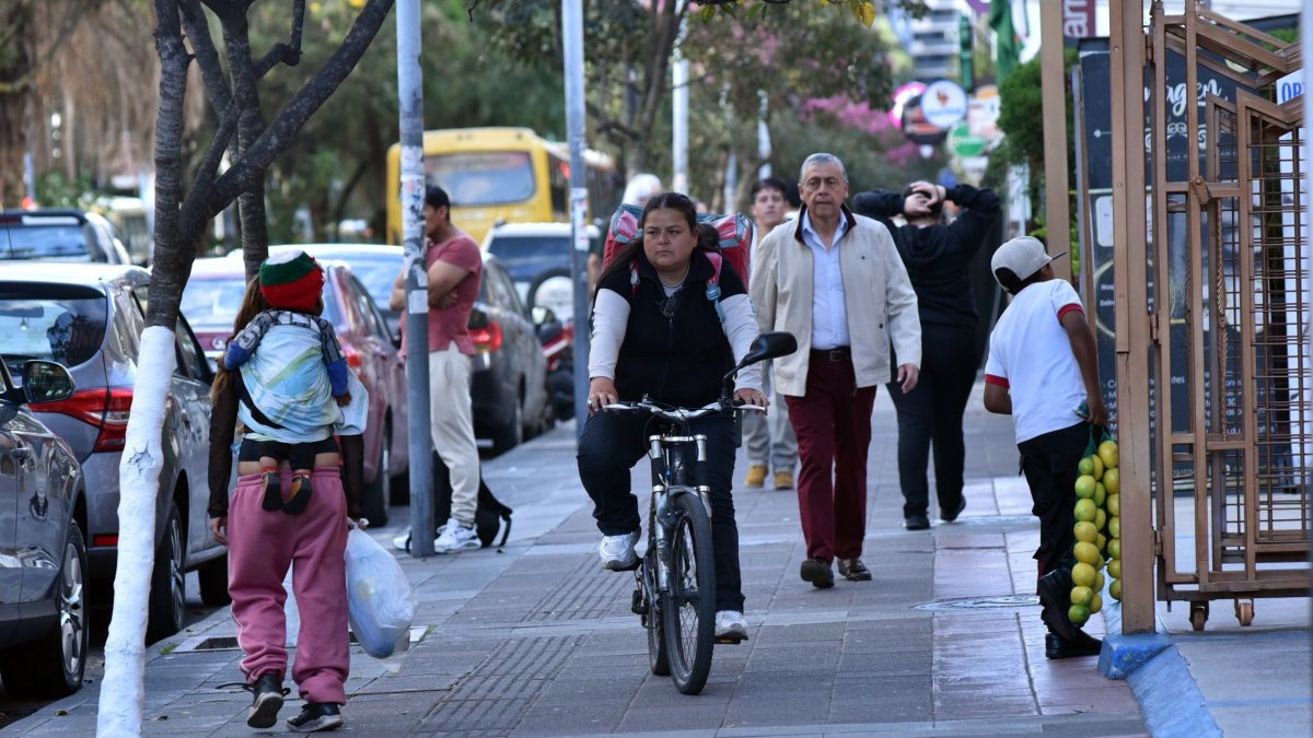 Los moradores de la República del Salvador denuncian una serie de problemas como la presencia de ventas informales, motocicletas y bicis utilizan las aceras para transitar.
