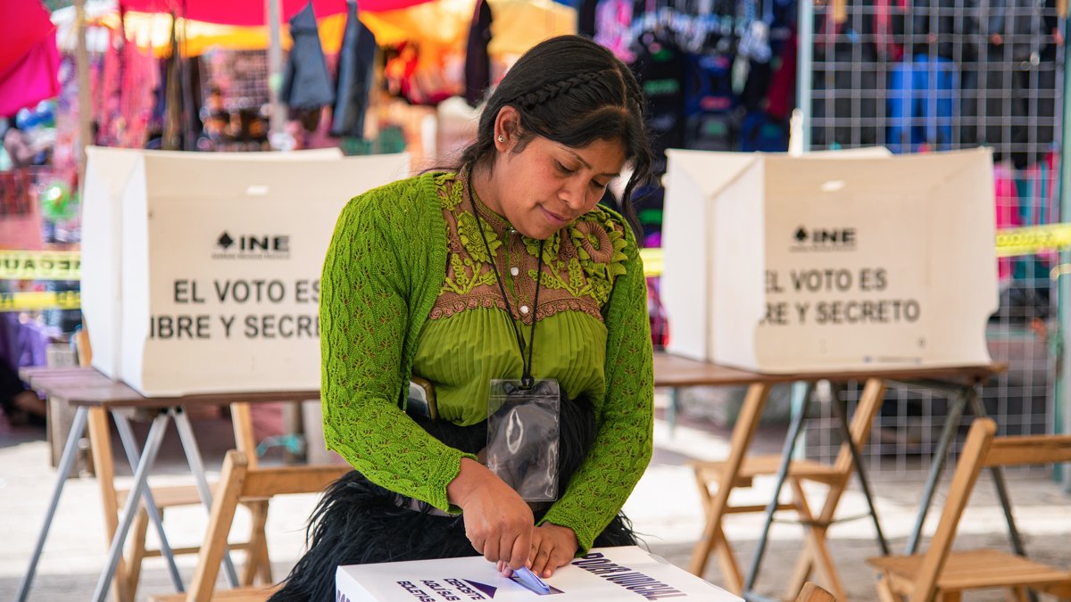 Una persona vota en las elecciones judiciales este domingo 1 de junio, en San Juan Chamula en (México).