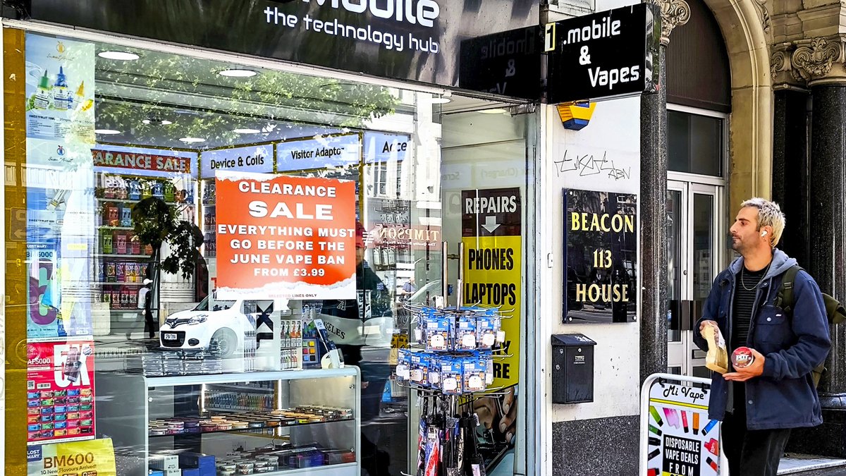Vista de una tienda de venta de vapeadores en Londres (Reino Unido).