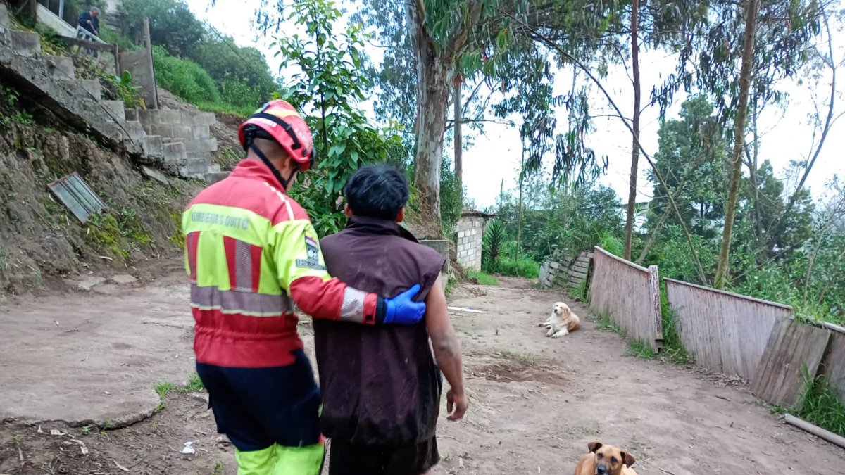 Los bomberos descendieron más de 50 metros para rescatar a los afectados.