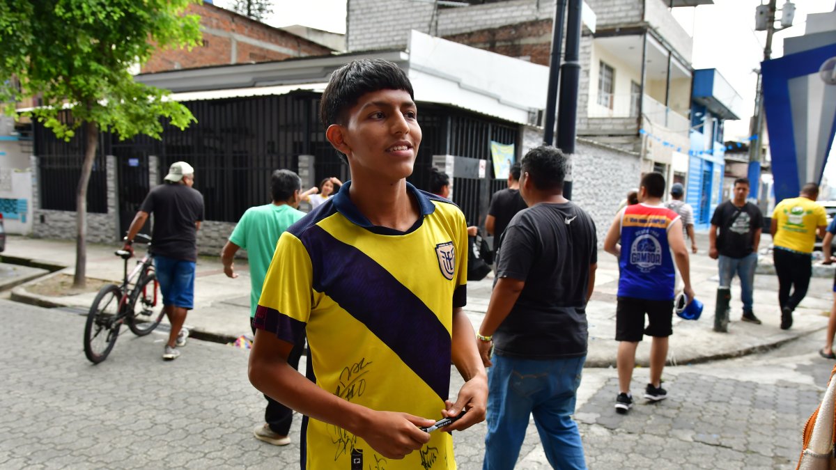 La felicidad de Anthony Ilvis tras conseguir firmas de los jugadores de la selección.