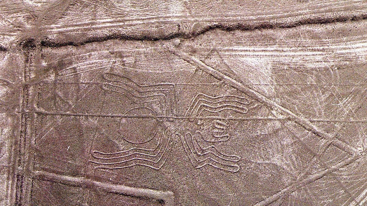Fotografía de archivo de una vista aérea de un sector de la reserva arqueológica de las Líneas y Geoglifos de Nazca, en Perú.