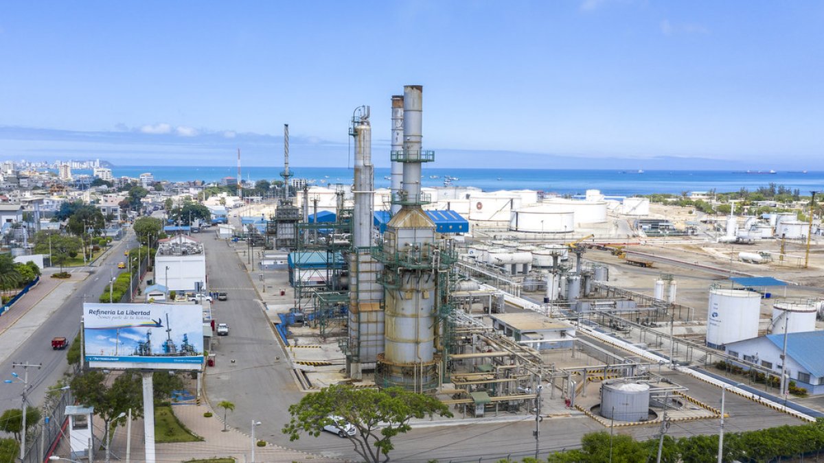 La petrolera estatal tiene bienes en varias provincias del país. En La Libertad (foto), en Santa Elena, tiene una refinería (foto).