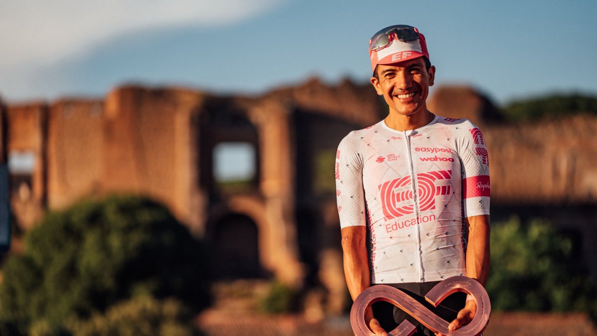 Richard Carapaz con el trofeo al tercer lugar del Giro de Italia.