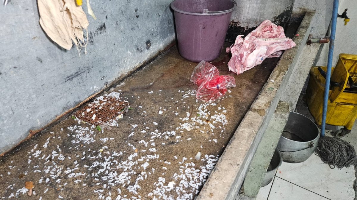 ARCSA clausura un chifa en el centro de Guayaquil por falta de higiene en el local.