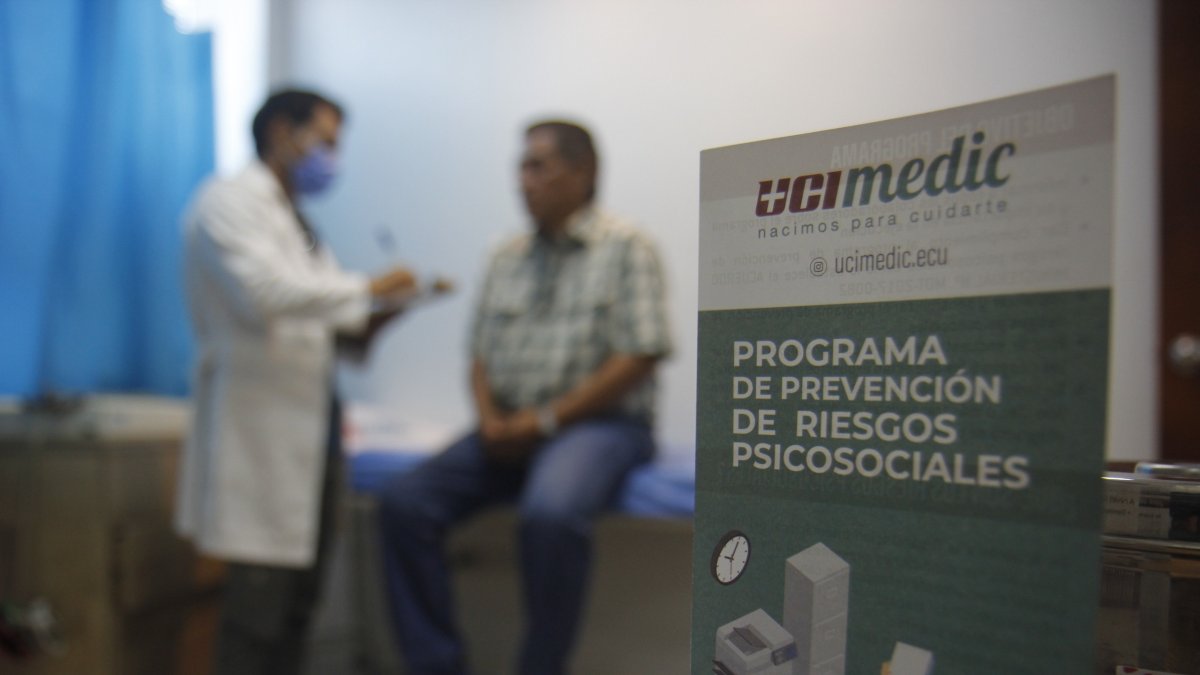 En Ecuador, miles de personas esperan ser atendidos mientras los recursos son escasos.