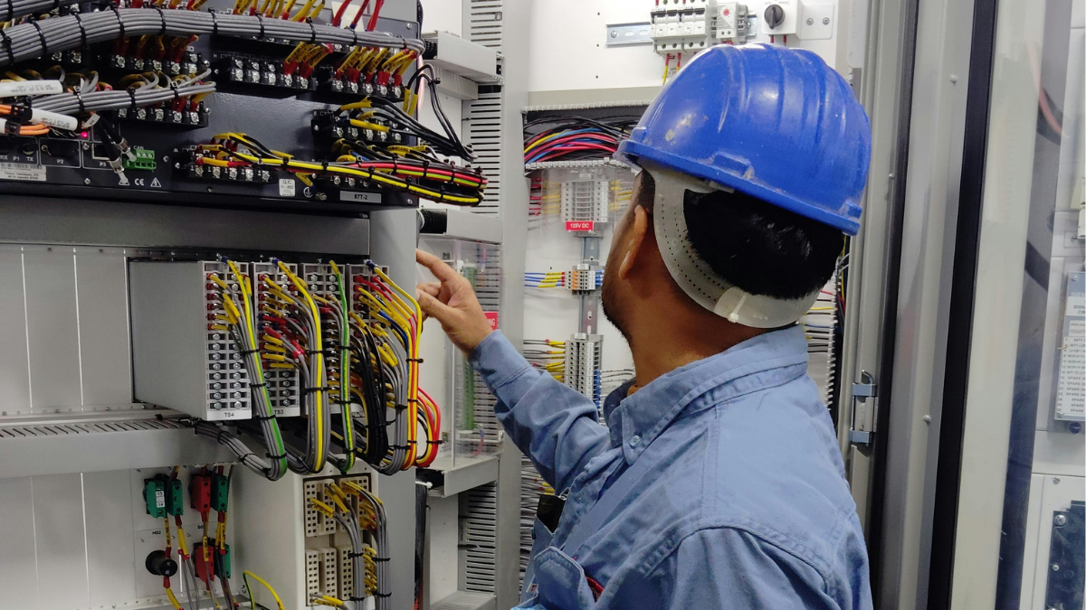 Carolina Jaramillo, vocera del Gobierno, detalla las nuevas tarifas eléctricas y la eliminación del subsidio al diésel para el sector atunero, durante una rueda de prensa el 2 de junio de 2025.