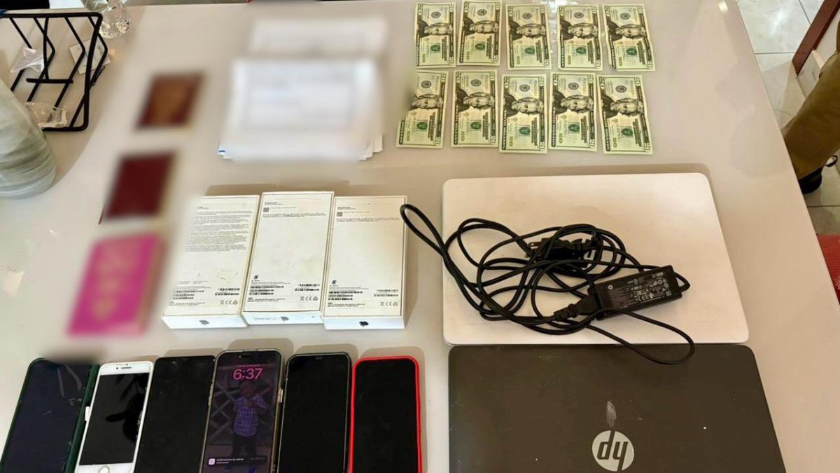 Se incautaron dispositivos electrónicos, armas de fuego, municiones, escrituras.